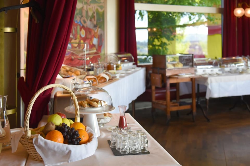 Restaurant/places to eat, Buffet breakfast