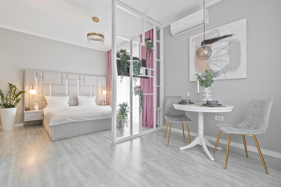 Bed, Photo of the whole room, Seating area, Dining area, Bedroom, air conditioner