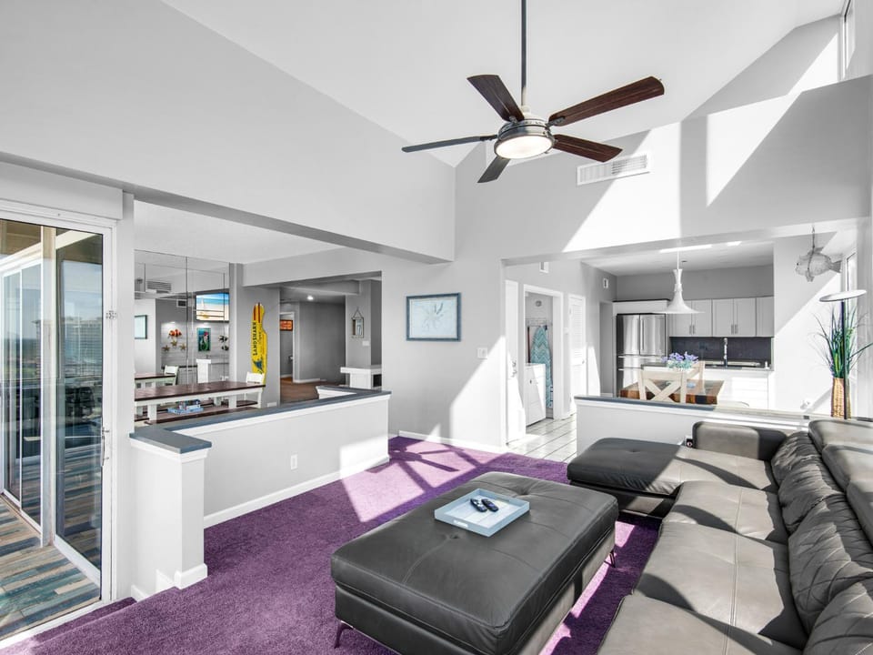 Day, TV and multimedia, Kitchen or kitchenette, Living room, Seating area, furniture