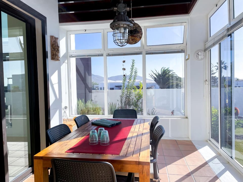 View (from property/room), Seating area, Dining area, Garden view, Mountain view, Breakfast, fireplace, locker