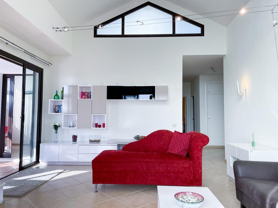 TV and multimedia, Living room, Seating area, locker, air conditioner
