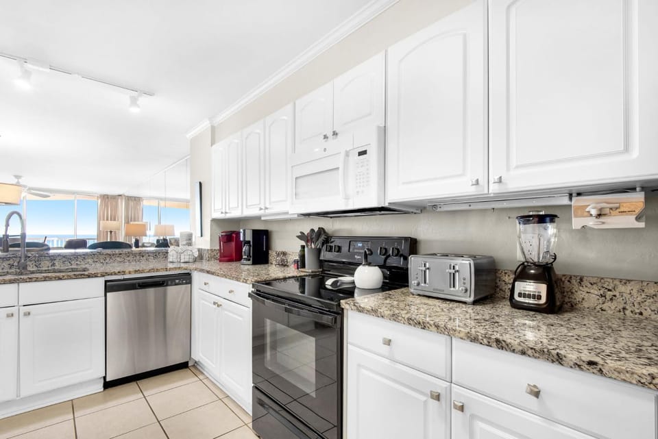 Day, TV and multimedia, Kitchen or kitchenette, microwave, oven, toaster, kitchen