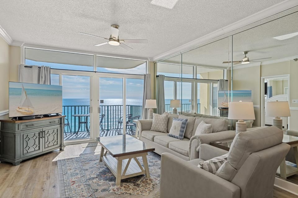 Day, TV and multimedia, Balcony/Terrace, Living room, Seating area, Sea view