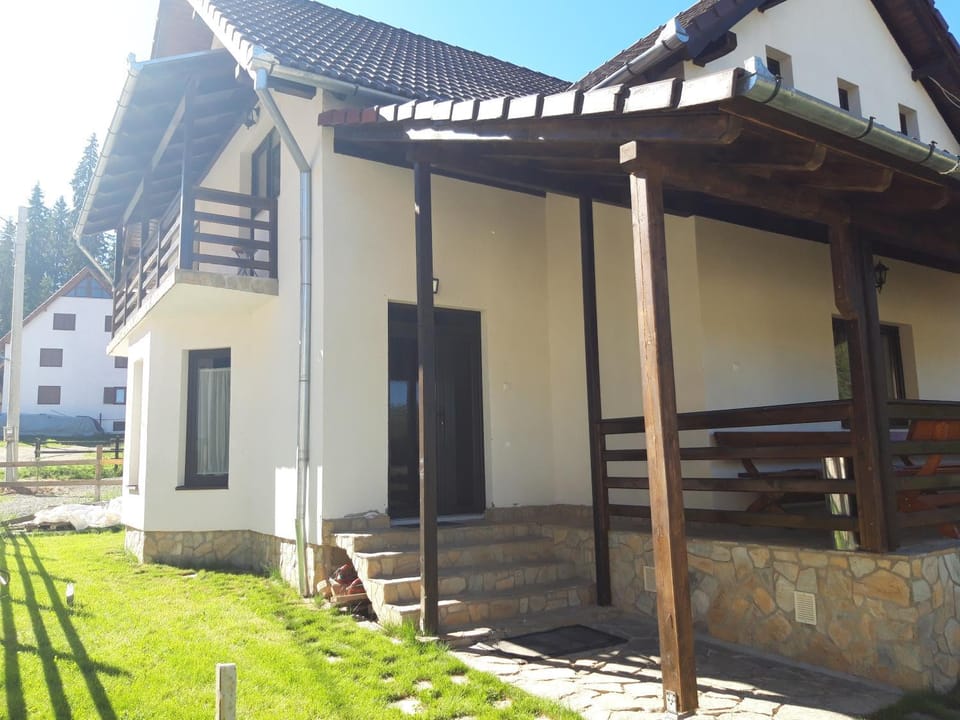 Property building, Patio, Communal lounge/ TV room, Facade/entrance, BBQ facilities, Garden, Skiing, Balcony/Terrace, Hiking, Cycling, Communal kitchen, Mountain view, group of guests, Family