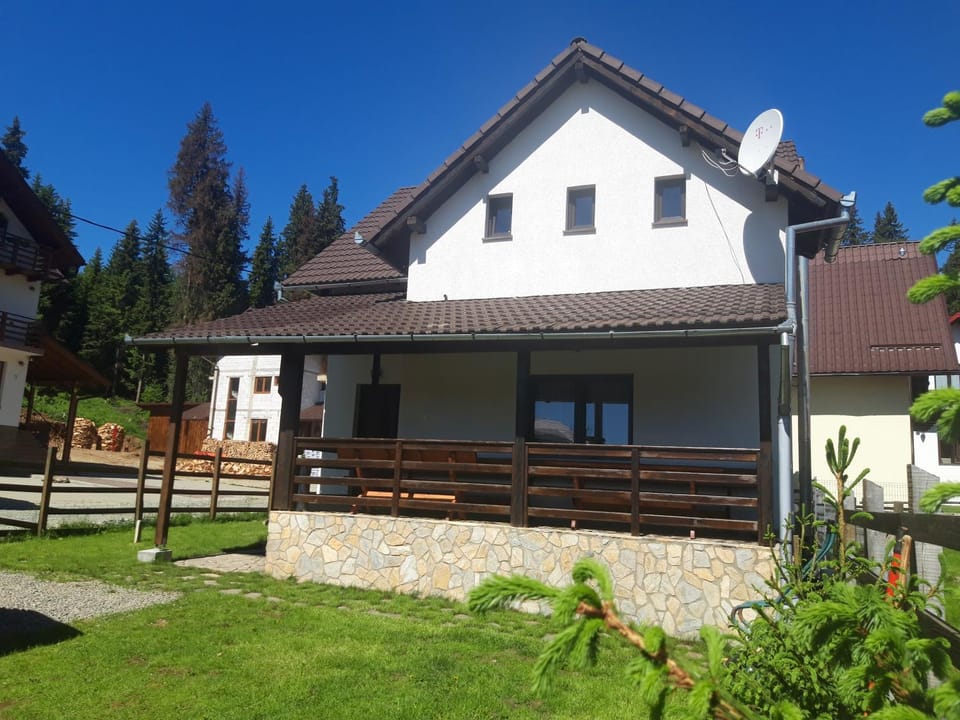 Property building, Summer, Garden, Decorative detail, On site, Mountain view
