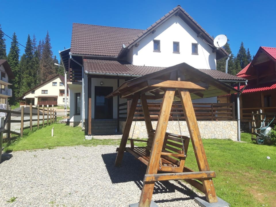 Property building, Communal lounge/ TV room, Facade/entrance, BBQ facilities, Children play ground, Garden, Balcony/Terrace, Decorative detail, Communal kitchen, Mountain view