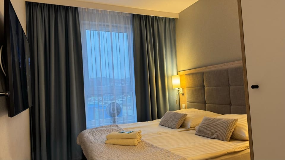 Bed, TV and multimedia, Bedroom