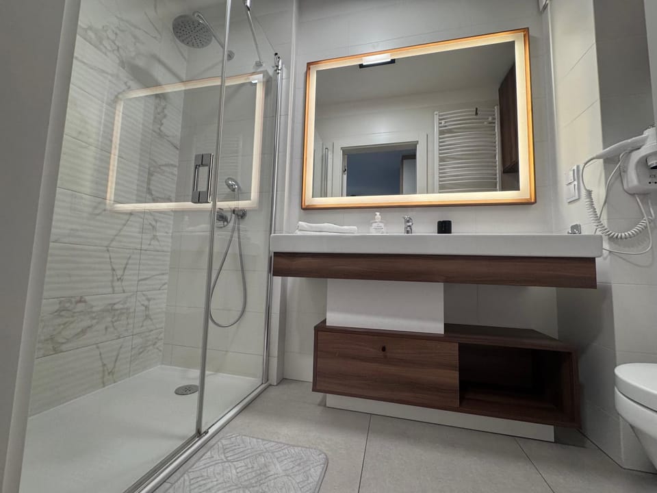 Shower, Toilet, Bathroom, towels