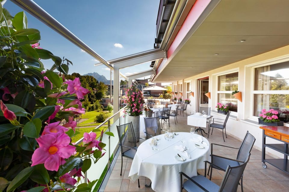 Restaurant/places to eat, Balcony/Terrace