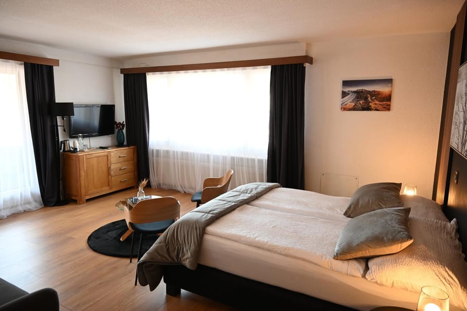 Bed, TV and multimedia, Bedroom