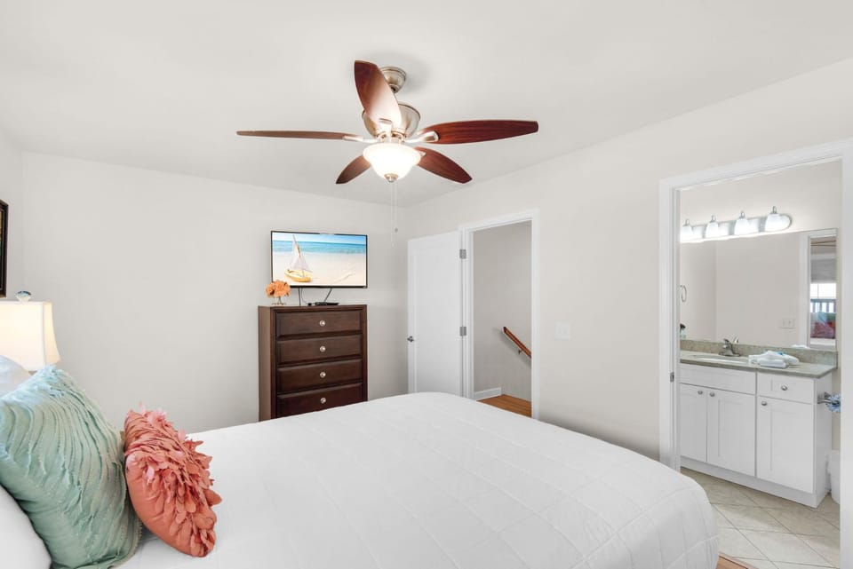 Bed, Bathroom, TV and multimedia, Bedroom, furniture