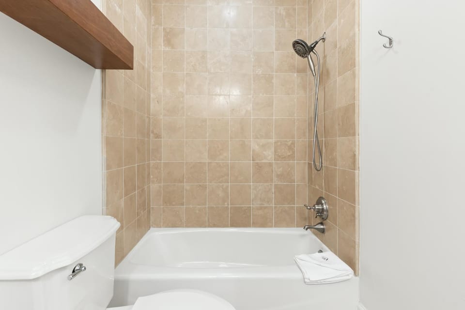 Shower, Toilet, Bathroom, Bath, towels