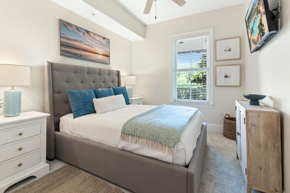 Bed, TV and multimedia, Bedroom, furniture, towels