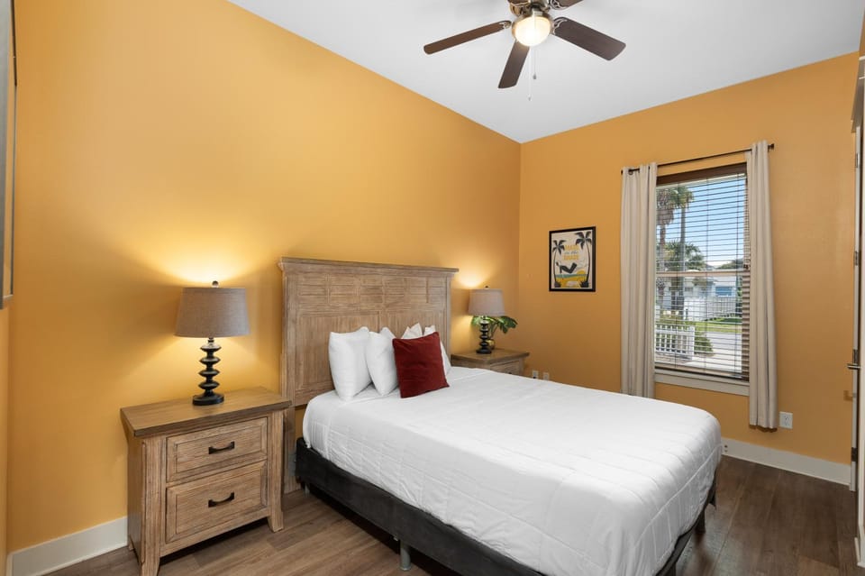 Dolphins Cottage by Newman-Dailey House in Destin
