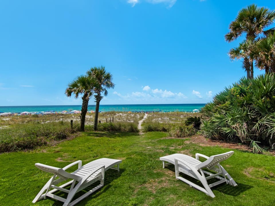 Hudsons Blenheim House by Newman-Dailey House in Destin