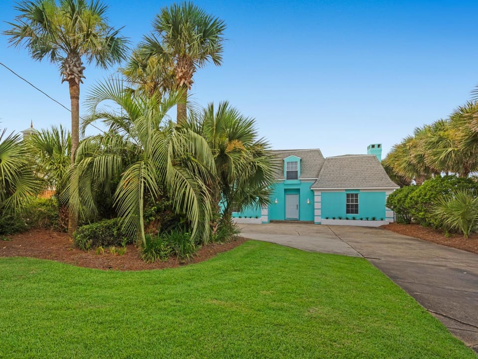 Hudsons Blenheim House by Newman-Dailey House in Destin