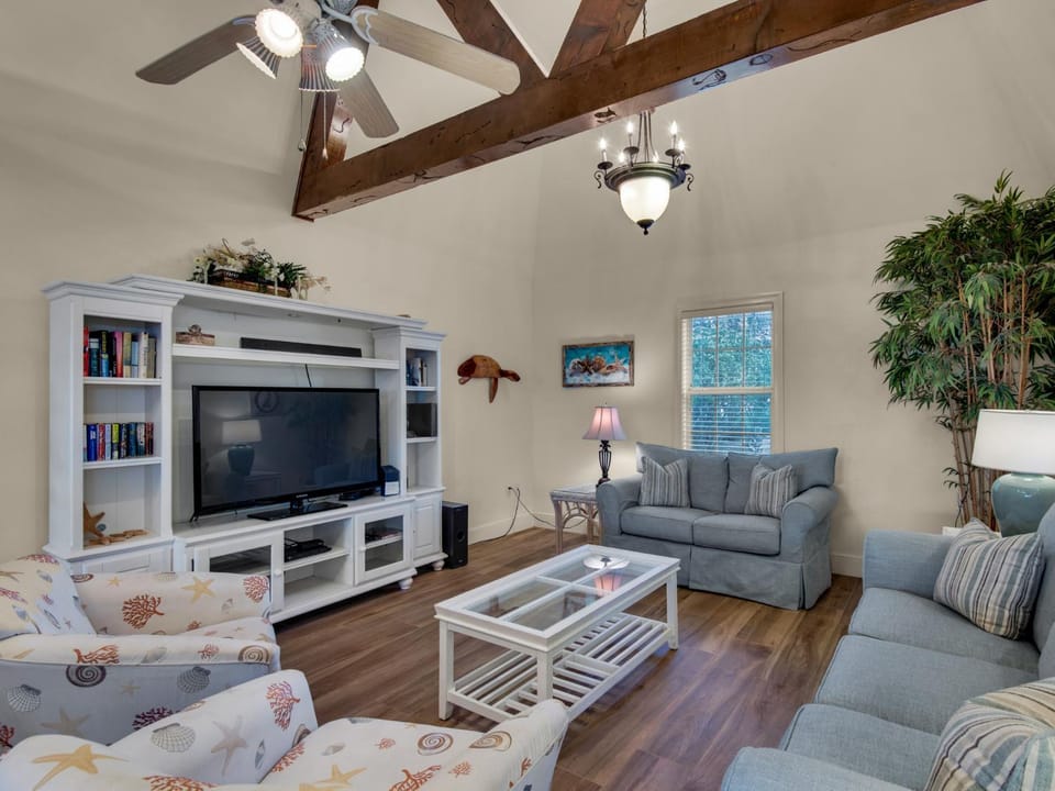 Hudsons Blenheim House by Newman-Dailey House in Destin