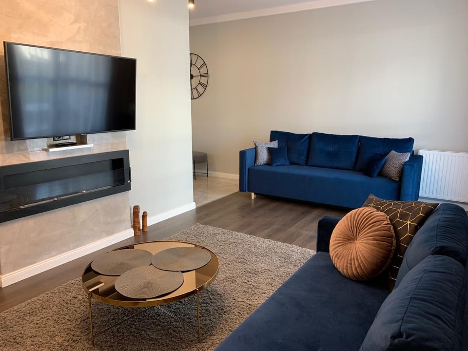 Communal lounge/ TV room, TV and multimedia, Living room, Seating area, Evening entertainment
