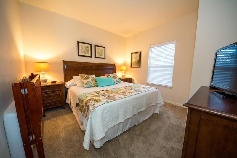 Photo of the whole room, cot