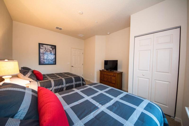 Bed, TV and multimedia, Photo of the whole room, Bedroom