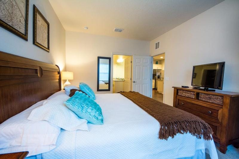 Bed, TV and multimedia, Photo of the whole room, Bedroom