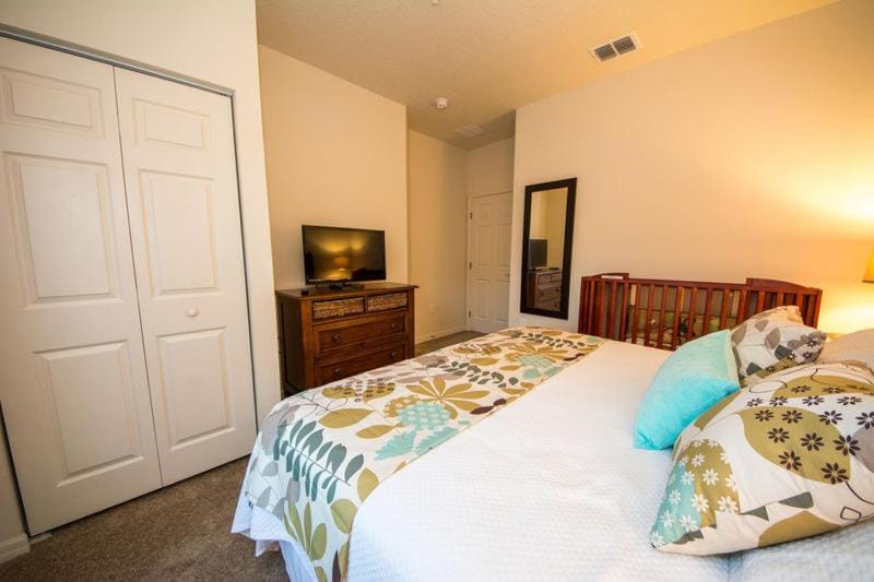 TV and multimedia, Photo of the whole room, Bedroom, cot