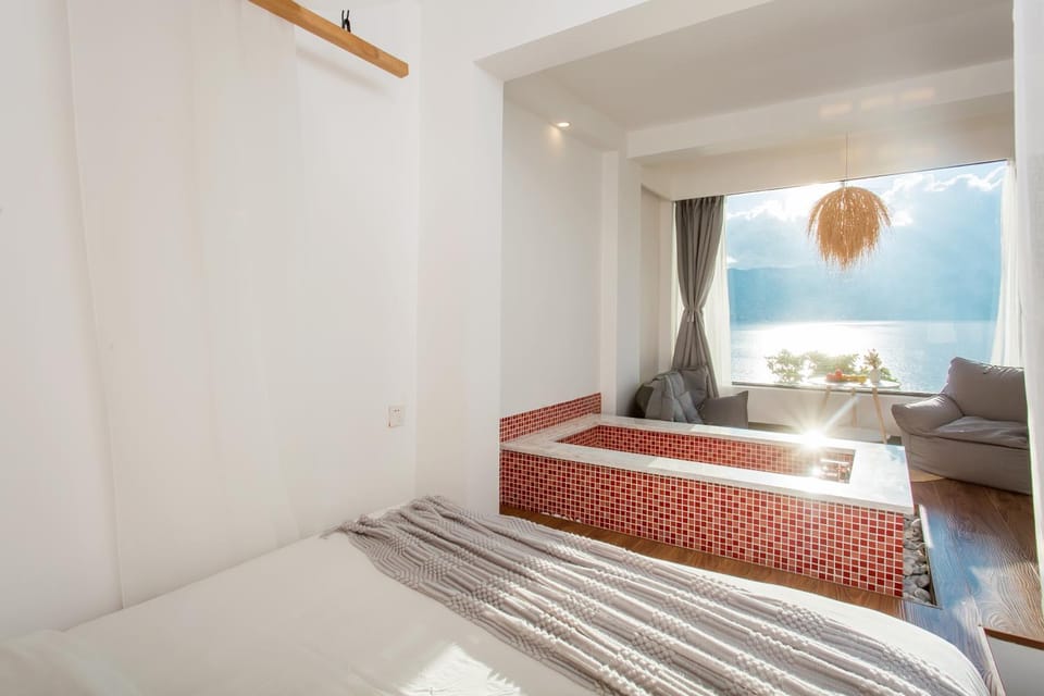 Aishe Honeymoon Erhai Lake Sea View Guesthouse Bed and Breakfast in China