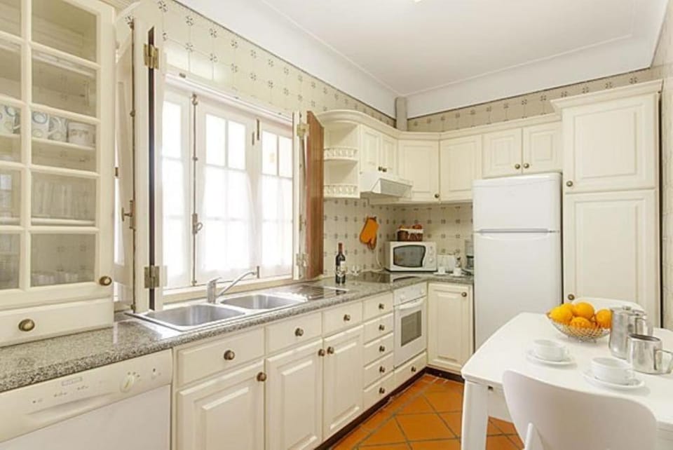 Kitchen or kitchenette, dishwasher, oven, pet friendly, stove