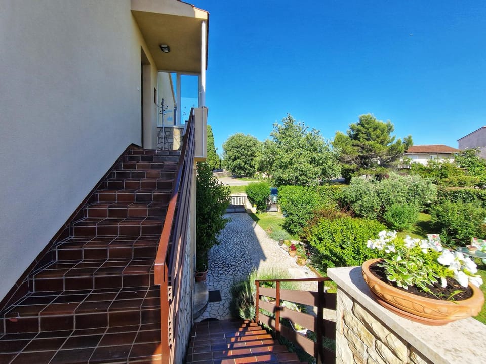 Property building, Natural landscape, Garden, Garden view, Parking