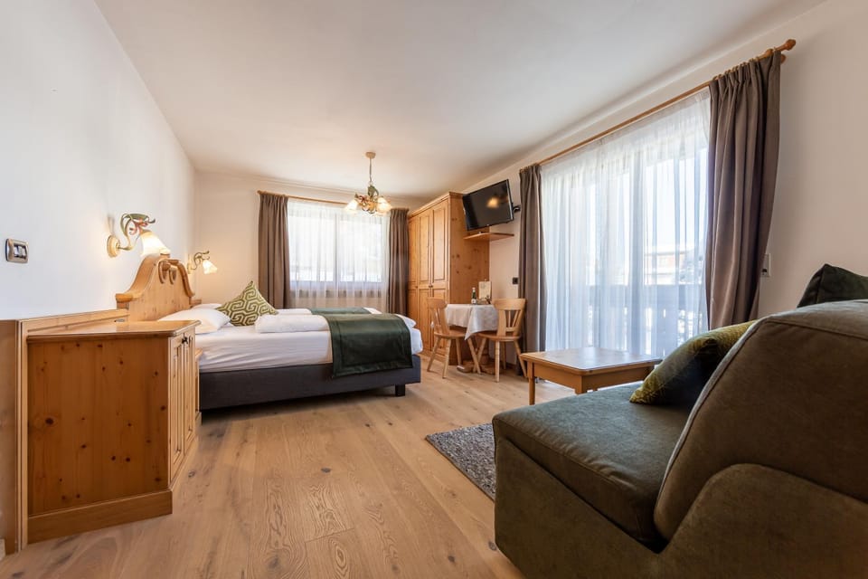 Bed, Photo of the whole room, Seating area
