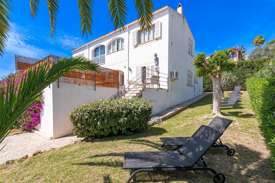 Property building, Day, Garden, Garden view, sunbed