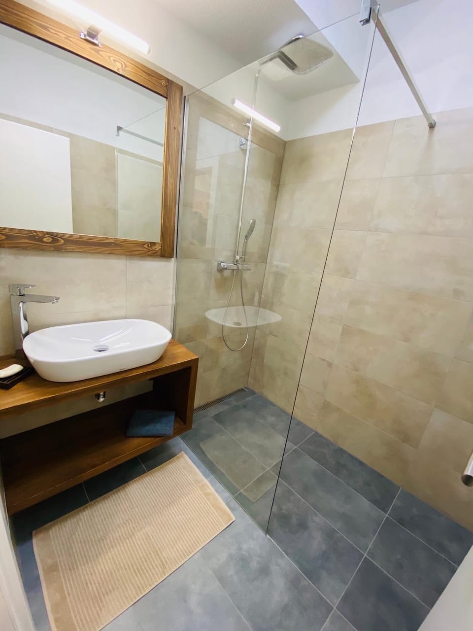 Shower, Toilet, Bathroom, towels
