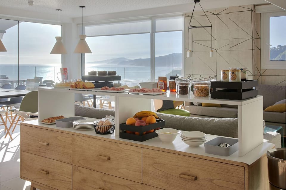 Communal lounge/ TV room, Kitchen or kitchenette, Living room, Dining area, Sea view, Continental breakfast, Buffet breakfast