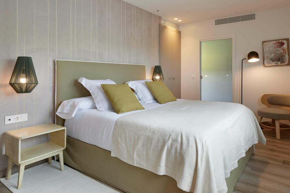 Bedroom, Mountain view