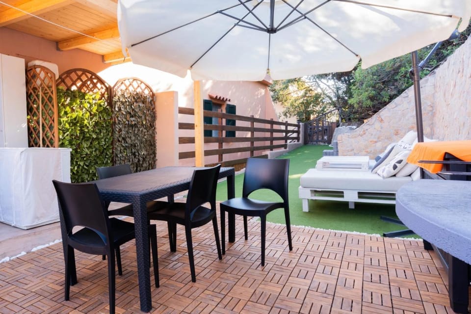Patio, Day, Garden, Garden view, sunbed