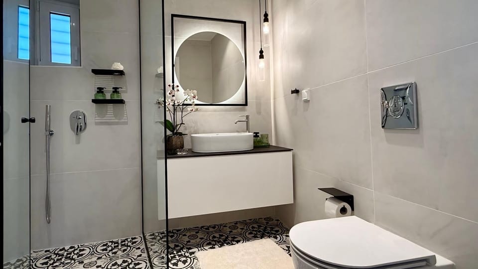Shower, Toilet