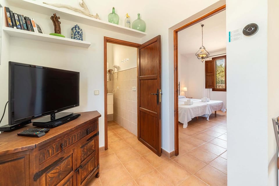 Bed, Bathroom, TV and multimedia