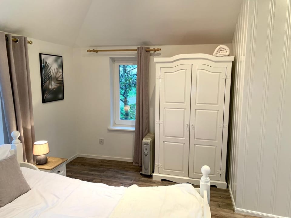 Bedroom, wardrobe