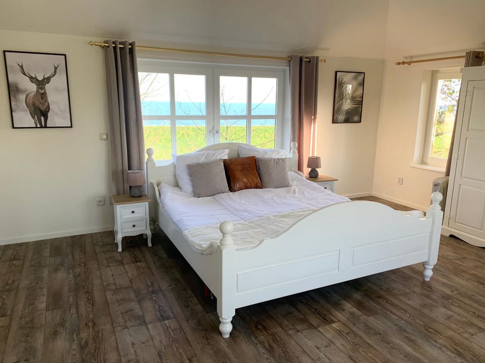 Bed, Photo of the whole room, Bedroom, Garden view, Lake view