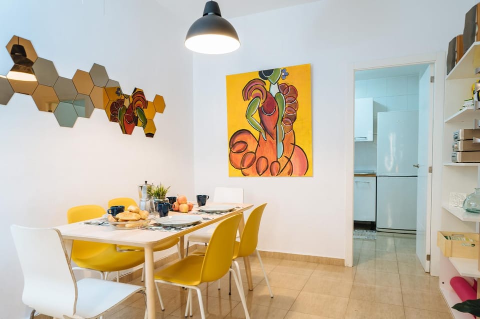 Living room, Food and drinks, Seating area, Dining area