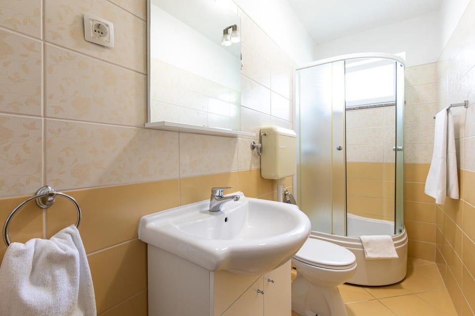 Shower, Toilet, Bathroom, towels