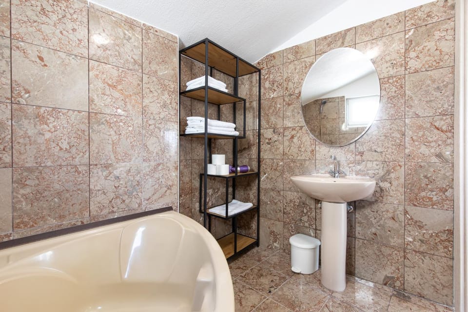Bathroom, Bath, towels