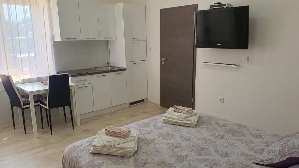 Kitchen or kitchenette, Bedroom