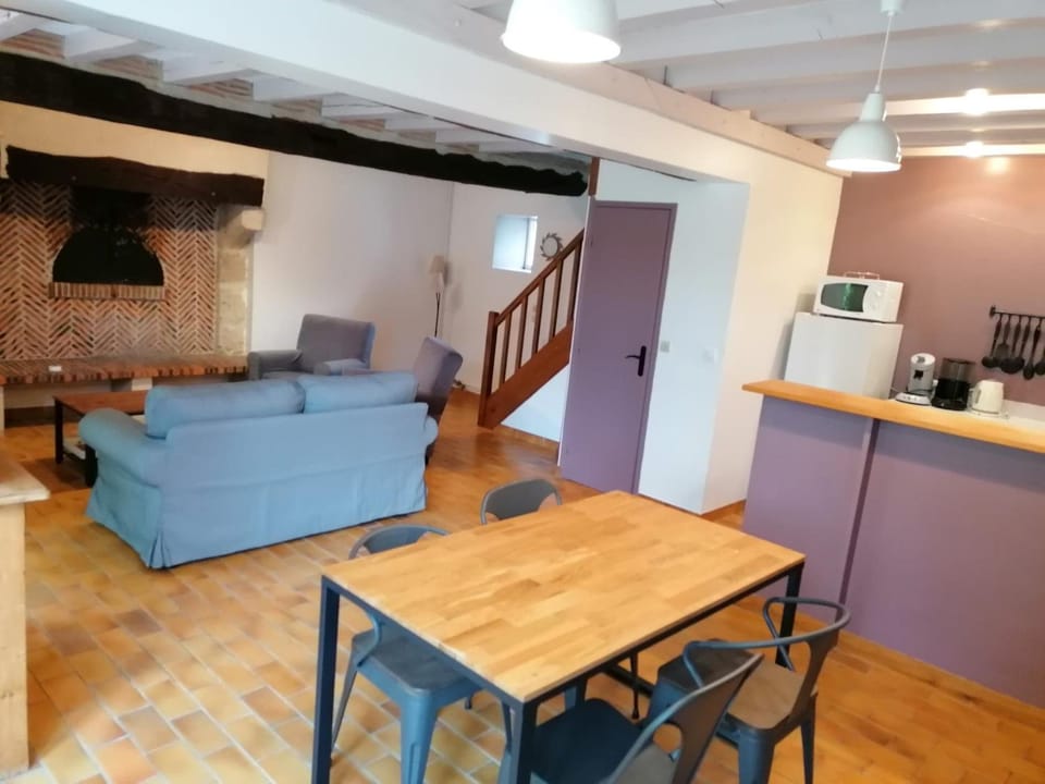 TV and multimedia, Kitchen or kitchenette, Living room, Seating area, Dining area