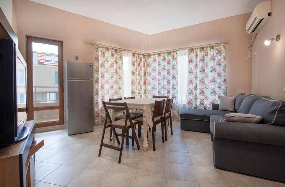 Living room, Seating area, Dining area
