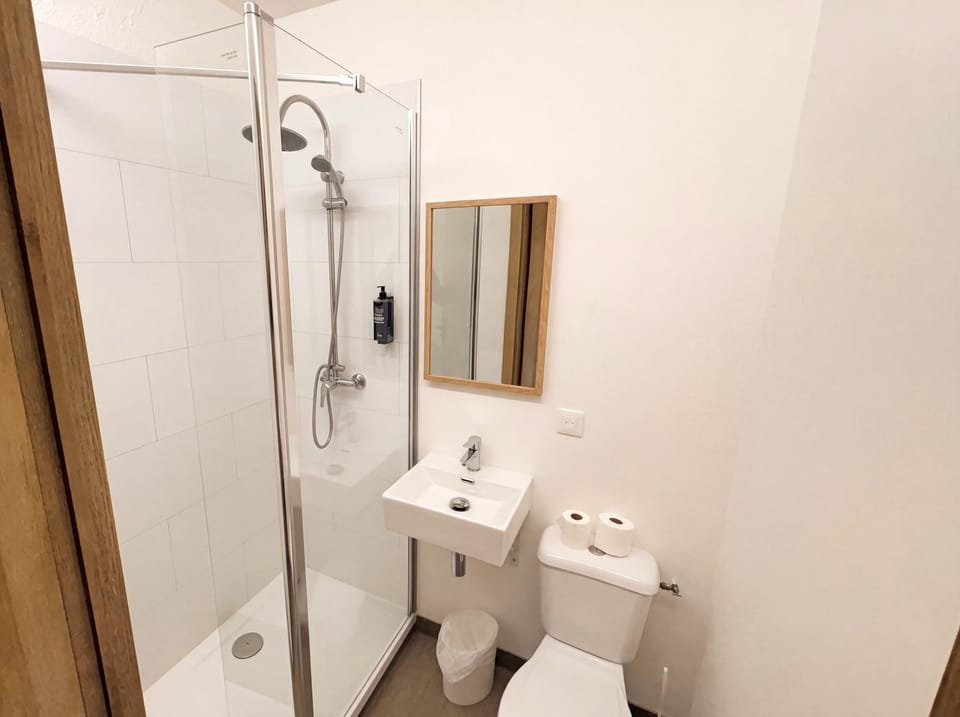 Shower, Toilet