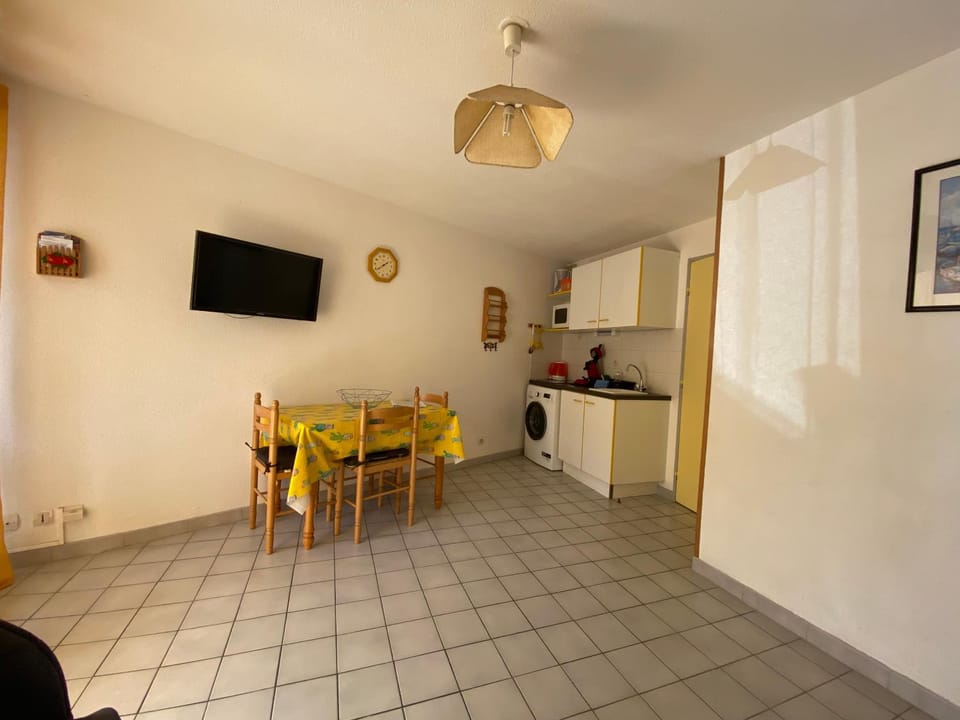 Kitchen or kitchenette, stove, kitchen