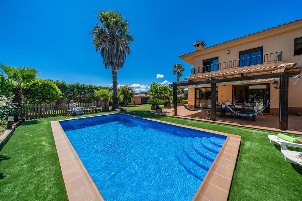 Property building, Pool view, Swimming pool, sunbed