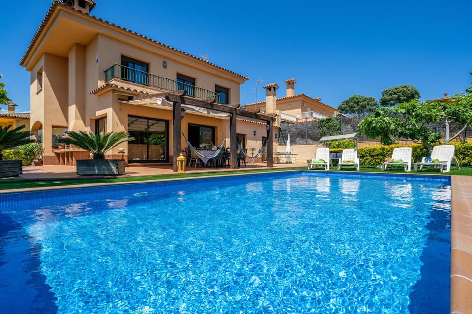 Property building, Pool view, sunbed