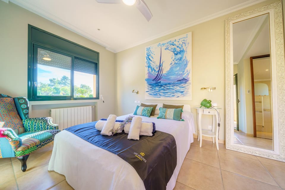 Bed, Photo of the whole room, Bedroom
